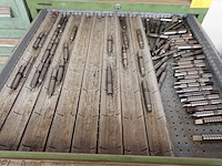 Metalen ladekast met inhoud - afbeelding 3 van  10
