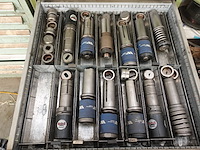 Metalen ladekast met inhoud - afbeelding 9 van  10