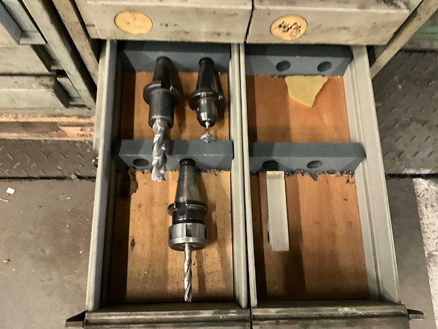 Metalen ladenkasten (2x) met partij boren en diverse werkmaterialen - afbeelding 1 van  6