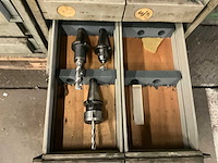 Metalen ladenkasten (2x) met partij boren en diverse werkmaterialen - afbeelding 1 van  6