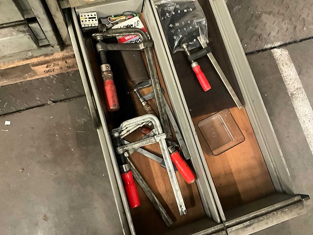 Metalen ladenkasten (2x) met partij boren en diverse werkmaterialen - afbeelding 2 van  6