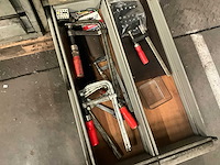 Metalen ladenkasten (2x) met partij boren en diverse werkmaterialen - afbeelding 2 van  6