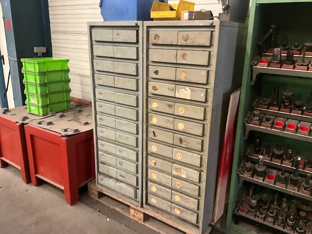 Metalen ladenkasten (2x) met partij boren en diverse werkmaterialen - afbeelding 3 van  6
