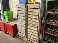 Metalen ladenkasten (2x) met partij boren en diverse werkmaterialen - afbeelding 3 van  6