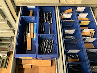 Metalen ladenkasten (2x) met partij boren en diverse werkmaterialen - afbeelding 4 van  6