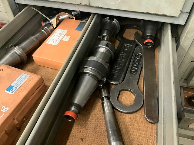 Metalen ladenkasten (2x) met partij boren en diverse werkmaterialen - afbeelding 5 van  6