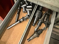 Metalen ladenkasten (2x) met partij boren en diverse werkmaterialen - afbeelding 6 van  6
