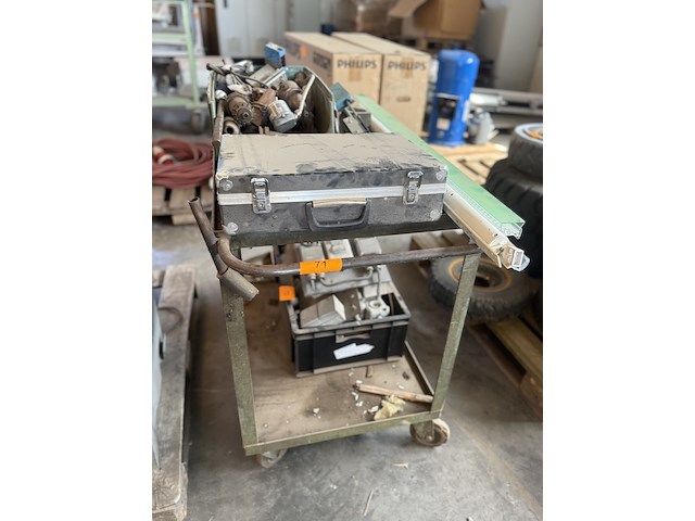 Metalen magazijnkar met bak gereedschap - afbeelding 1 van  6