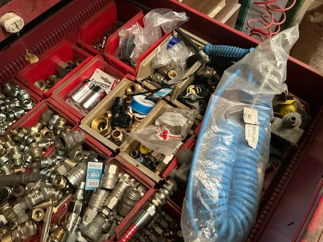 Metalen magazijnkast met persluchtkoppelingen - afbeelding 10 van  11