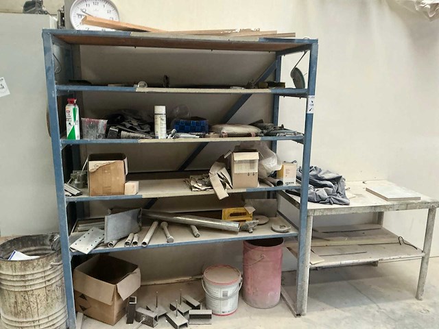 Metalen magazijnrek met inhoud - afbeelding 2 van  3