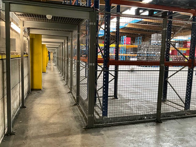 Metalen magazijnveiligheidsgang - afbeelding 1 van  13