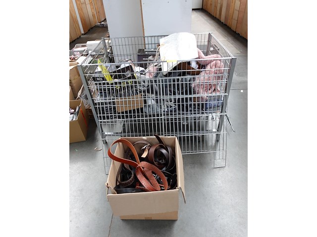Metalen mand + inhoud - afbeelding 1 van  5