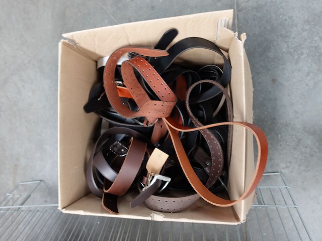 Metalen mand + inhoud - afbeelding 5 van  5