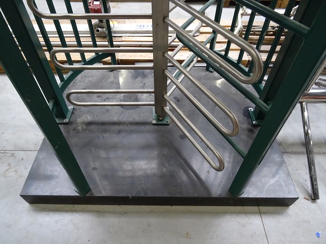 Metalen manshoge draaitrommel - afbeelding 2 van  5