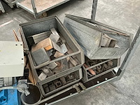 Metalen opbergbak met inhoud (4x) - afbeelding 1 van  6