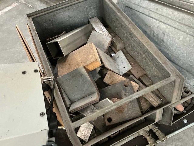 Metalen opbergbak met inhoud (4x) - afbeelding 2 van  6