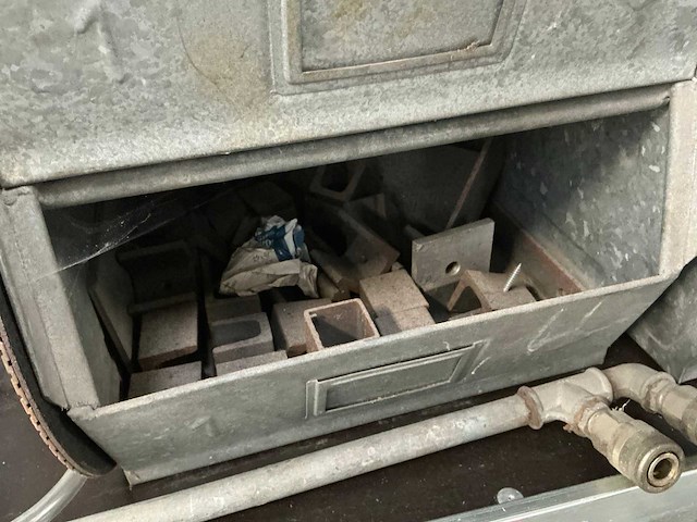 Metalen opbergbak met inhoud (4x) - afbeelding 3 van  6