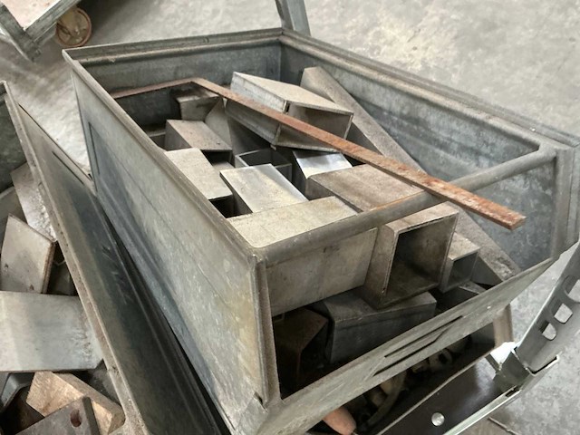 Metalen opbergbak met inhoud (4x) - afbeelding 5 van  6