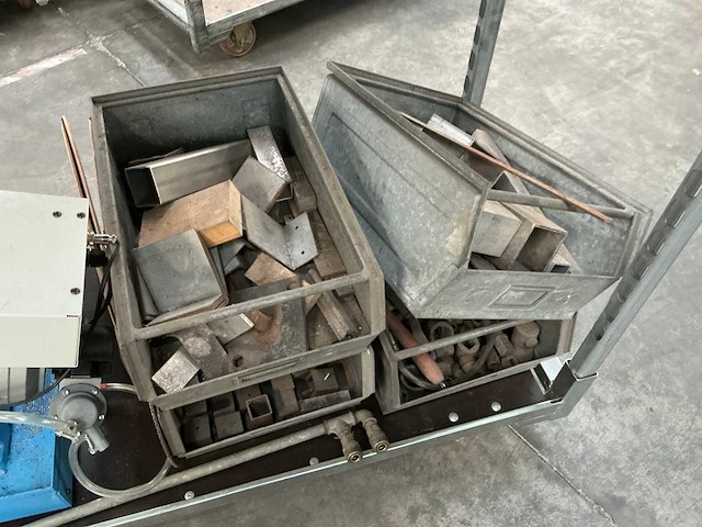 Metalen opbergbak met inhoud (4x) - afbeelding 6 van  6