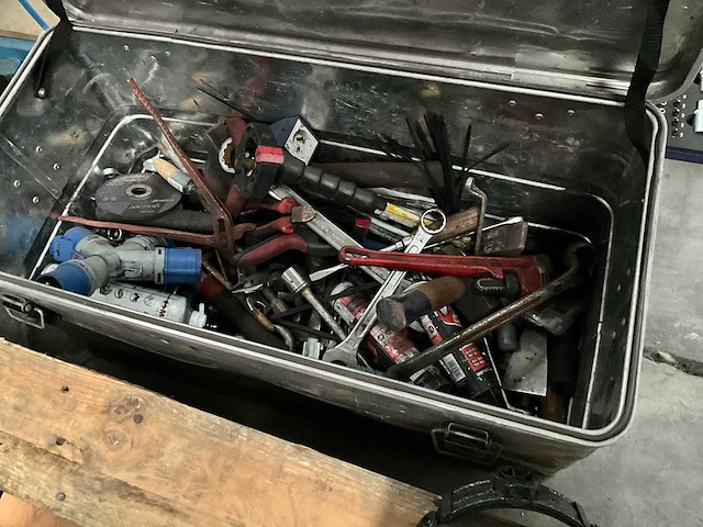 Metalen opbergkoffer met inhoud divers gereedschap - afbeelding 1 van  12