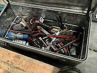 Metalen opbergkoffer met inhoud divers gereedschap - afbeelding 1 van  12