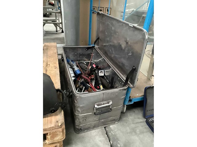Metalen opbergkoffer met inhoud divers gereedschap - afbeelding 5 van  12