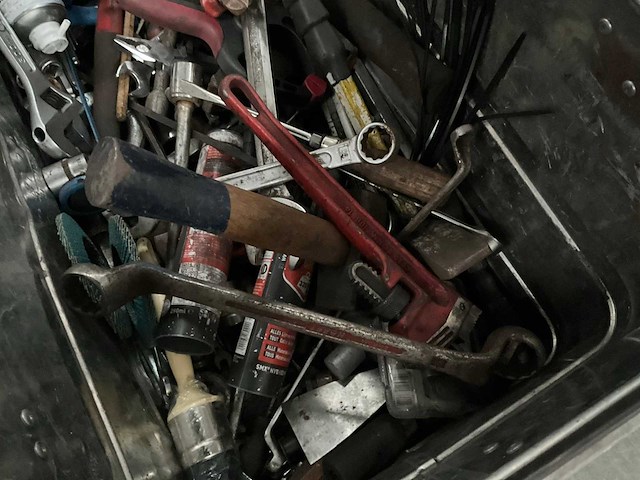 Metalen opbergkoffer met inhoud divers gereedschap - afbeelding 6 van  12