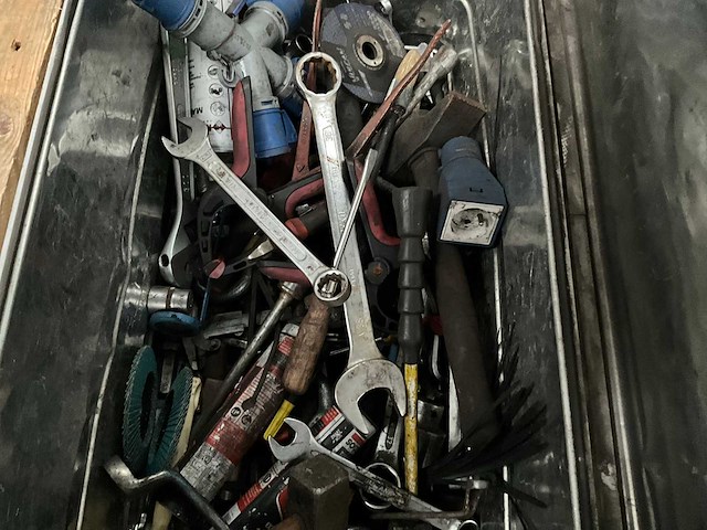 Metalen opbergkoffer met inhoud divers gereedschap - afbeelding 9 van  12