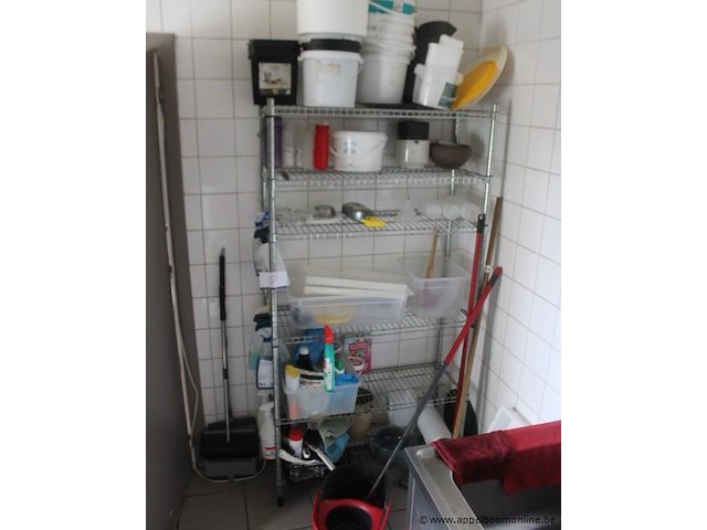 Metalen opbergrek met diverse schoonmaakartikelen, emmers en toebehoren - afbeelding 1 van  1