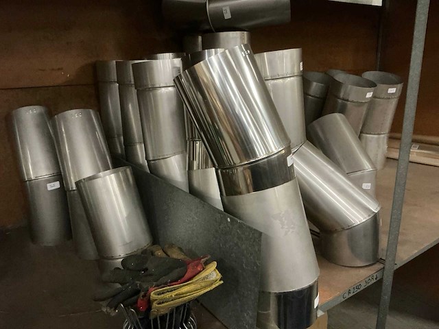 Metalen opbergrek met inhoud - afbeelding 4 van  8