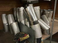 Metalen opbergrek met inhoud - afbeelding 4 van  8