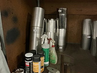 Metalen opbergrek met inhoud - afbeelding 5 van  8