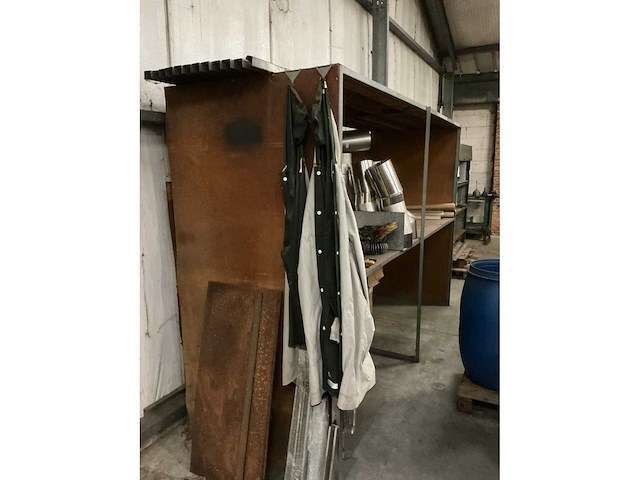 Metalen opbergrek met inhoud - afbeelding 7 van  8