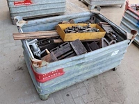 Metalen opslagbak met diverse opspanmiddelen