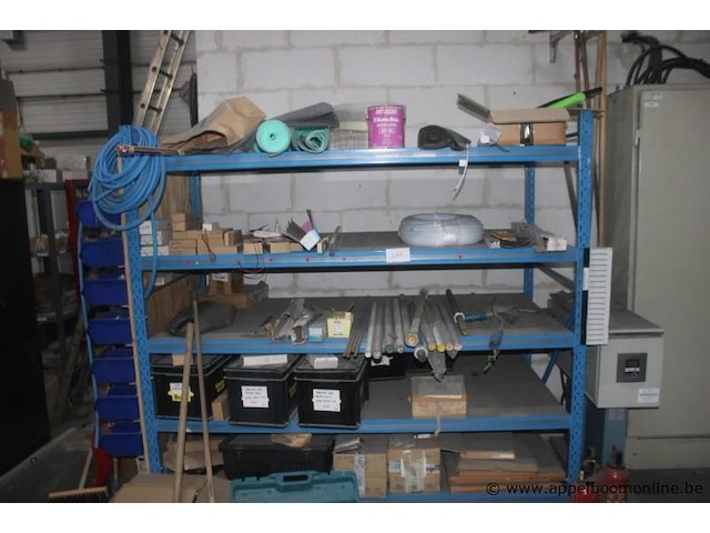 Metalen opslagrek met diverse bouwmaterialen en werfmateriaal, zoals metalen staven, slangen, kabels en elektrische componenten - afbeelding 1 van  3