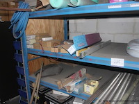 Metalen opslagrek met diverse bouwmaterialen en werfmateriaal, zoals metalen staven, slangen, kabels en elektrische componenten - afbeelding 2 van  3