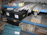 Metalen opslagrek met diverse bouwmaterialen en werfmateriaal, zoals metalen staven, slangen, kabels en elektrische componenten - afbeelding 3 van  3