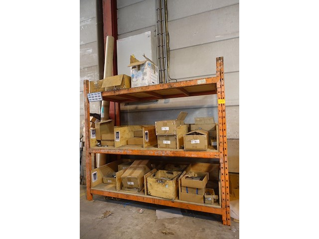 Metalen palletstelling + inhoud - afbeelding 1 van  8