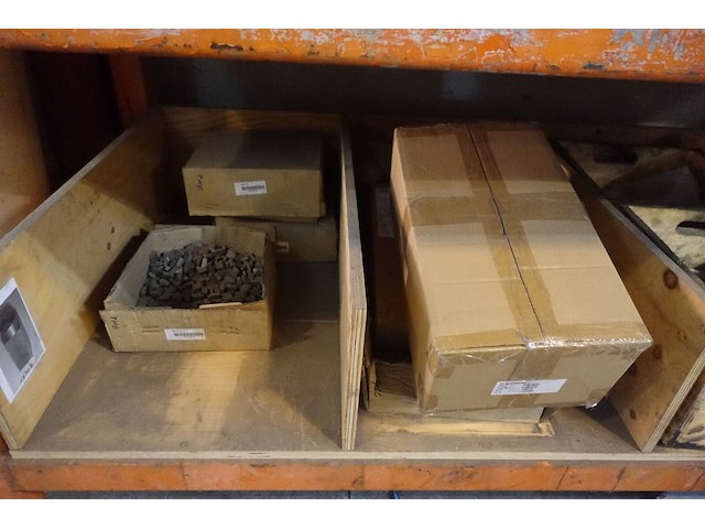 Metalen palletstelling + inhoud - afbeelding 7 van  8