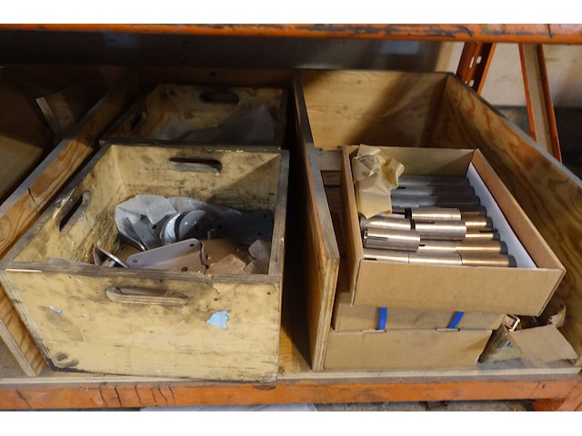 Metalen palletstelling + inhoud - afbeelding 8 van  8