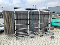 Metalen poort met hout