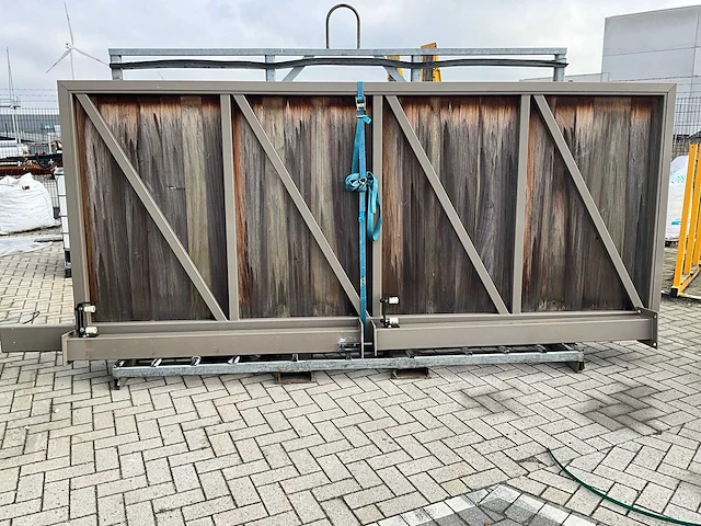 Metalen poort met hout - afbeelding 3 van  3
