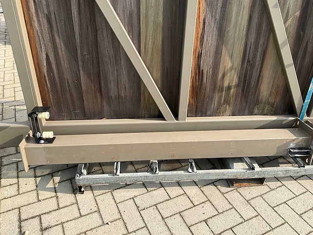 Metalen poort met hout - afbeelding 1 van  3