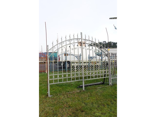 Metalen poort - afbeelding 1 van  4