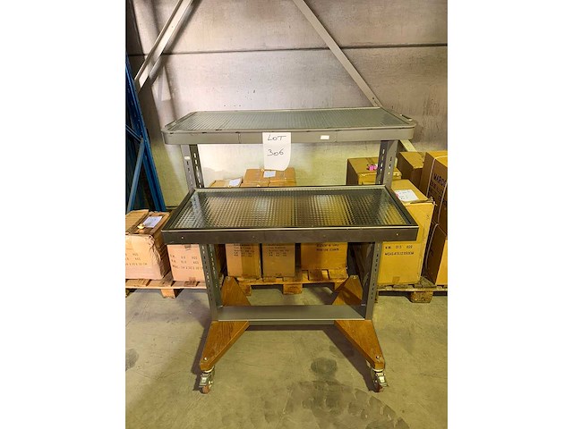 Metalen presentatierek / displaytafel op wielen - winkel meubilair - afbeelding 1 van  1