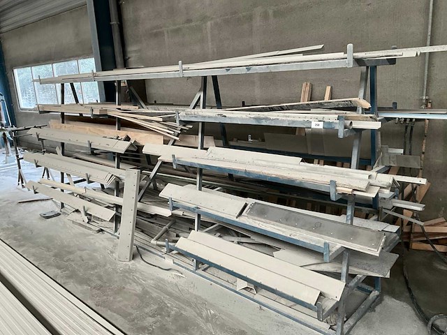 Metalen profielenrek met inhoud - afbeelding 1 van  6