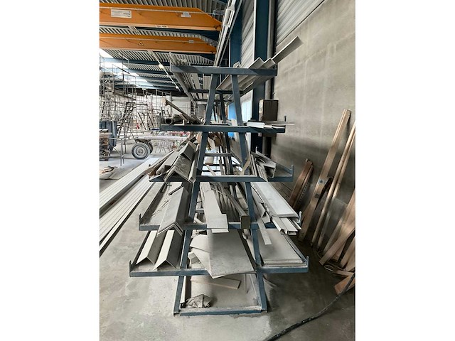 Metalen profielenrek met inhoud - afbeelding 2 van  6