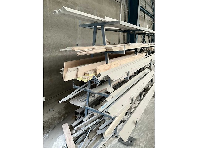 Metalen profielenrek met inhoud - afbeelding 3 van  6