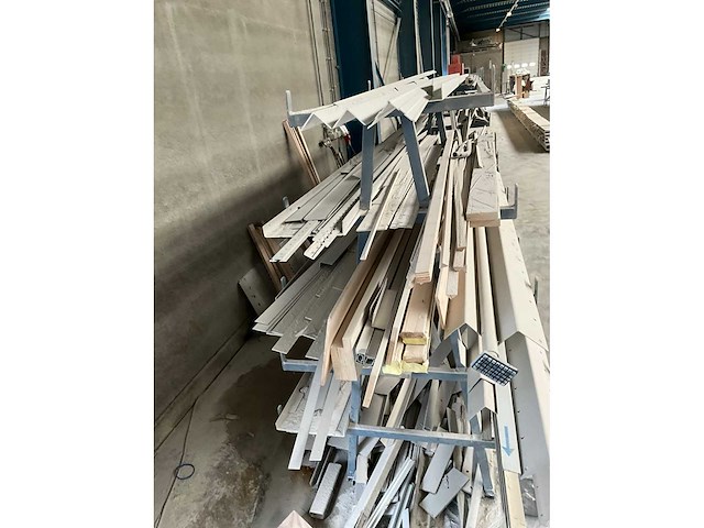 Metalen profielenrek met inhoud - afbeelding 4 van  6