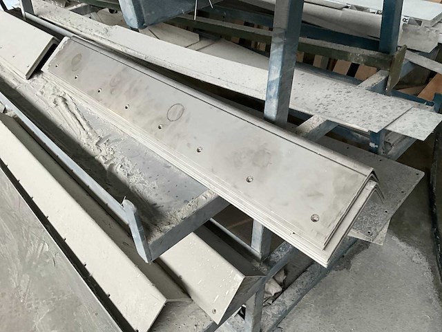 Metalen profielenrek met inhoud - afbeelding 6 van  6